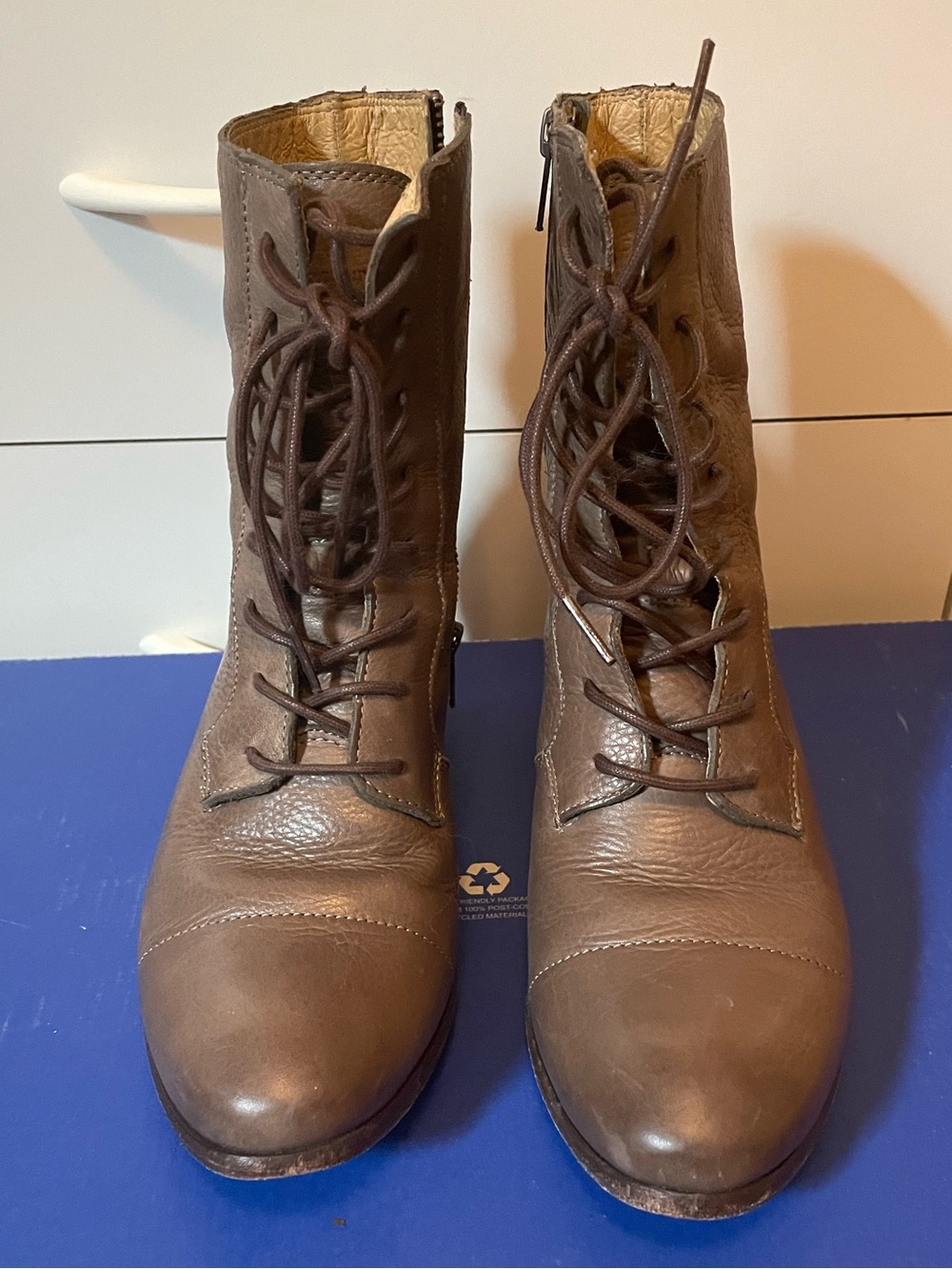 Frye Courtney Lace Up Boots in Grey/Taupe Size 8